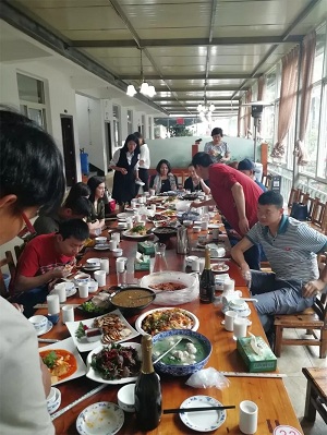 趙同學(xué)的安排下，大家一起進(jìn)行了晚宴